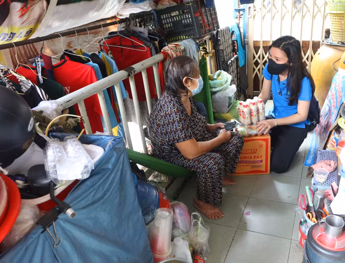 Thăm hỏi và trao tặng quà đến bà Hào ở chung cư Ngô Gia Tự, quận 10 sáng 9/4.