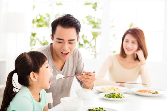 Dùng chung chén chấm, dinh dưỡng cũng không đảm bảo.