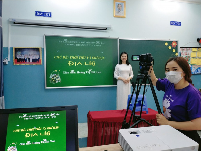 Cô giáo Nguyễn Thị Thùy Dung đang ghi hình, làm bài giảng trong mùa chống dịch Covid-19 (Ảnh tác giả cung cấp) Cô giáo Nguyễn Thị Thùy Dung đang ghi hình, làm bài giảng trong mùa chống dịch Covid-19 (Ảnh tác giả cung cấp)
