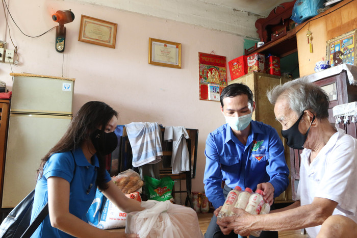 Món quà nhỏ trao đi, niềm vui lớn ở lại với những người lớn tuổi, neo đơn