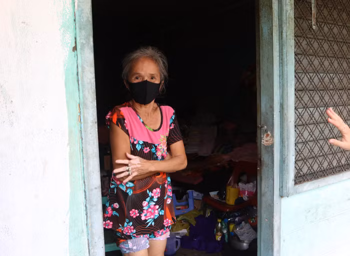 Trong nhà toàn đồ ve chai lượm về, người phụ nữ này không thể nói chuyện chỉ biết khoanh tay cám ơn đoàn tặng quà.