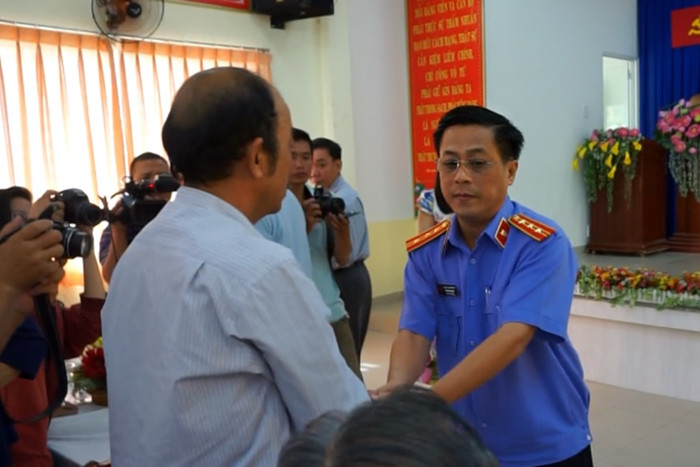 Câu chuyện về lời xin lỗi từng tốn nhiều giấy mực của báo chí. (Ảnh: Laodong.vn) Câu chuyện về lời xin lỗi từng tốn nhiều giấy mực của báo chí. (Ảnh: Laodong.vn)