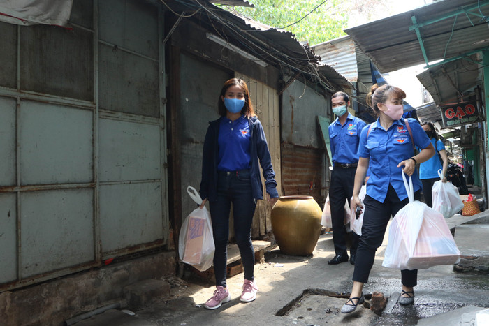 Tình nguyện viên hỗ trợ đồng hành trên khắp các con hẻm nhỏ để gõ cửa từng nhà.