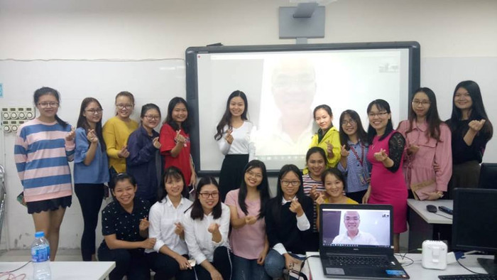 Cô Cao Hồng Huệ cùng sinh viên khoa Giáo dục Tiểu học giao lưu với thầy Ngô Thành Nam - Top 50 Giáo viên toàn cầu năm 2017 về "Bí kíp thu phục học sinh tiểu học" (Ảnh do tác giả cung cấp) Cô Cao Hồng Huệ cùng sinh viên khoa Giáo dục Tiểu học giao lưu với thầy Ngô Thành Nam - Top 50 Giáo viên toàn cầu năm 2017 về "Bí kíp thu phục học sinh tiểu học" (Ảnh do tác giả cung cấp)