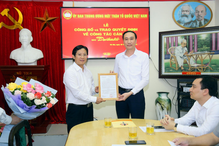 Phó Chủ tịch Phùng Khánh Tài trao quyết định bổ nhiệm cho tân Phó Tổng Biên tập Lê Anh Đạt. Ảnh: Kỳ Anh. Phó Chủ tịch Phùng Khánh Tài trao quyết định bổ nhiệm cho tân Phó Tổng Biên tập Lê Anh Đạt. Ảnh: Kỳ Anh.