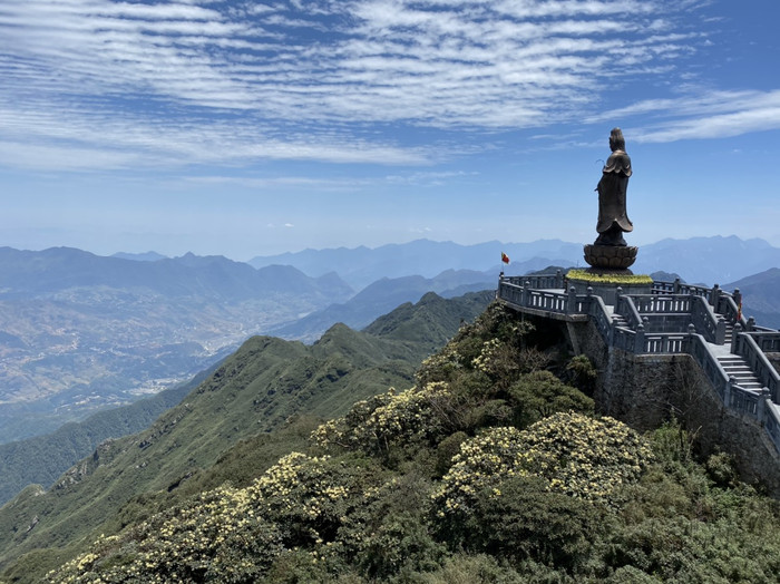 Tiết trời lý tưởng với nắng đẹp, trời trong trên Fansipan ngày đầu tiên mở cửa trở lại sau cách ly. Tiết trời lý tưởng với nắng đẹp, trời trong trên Fansipan ngày đầu tiên mở cửa trở lại sau cách ly.