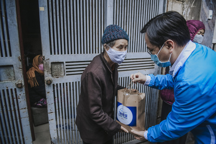 Phần quà bao gồm gạo, rau, thịt và một số đồ thiết yếu khác, sẽ được hỗ trợ 3 ngày 1 lần cho người dân khó khăn tại các thành phố lớn. Phần quà bao gồm gạo, rau, thịt và một số đồ thiết yếu khác, sẽ được hỗ trợ 3 ngày 1 lần cho người dân khó khăn tại các thành phố lớn.