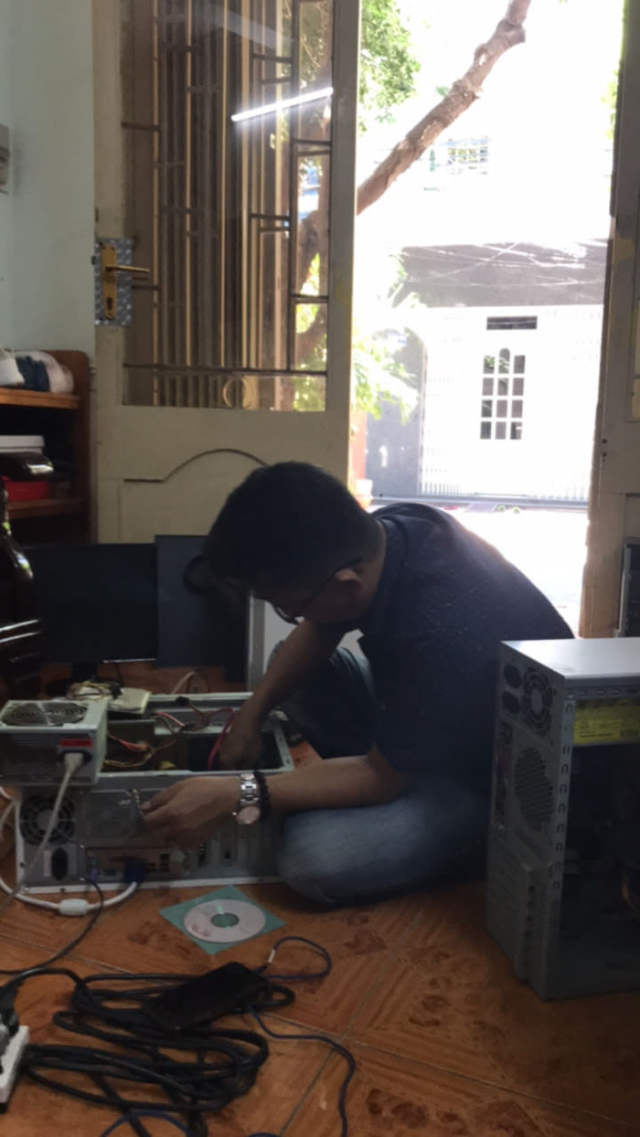 Thầy Đông Chu miệt mài sửa chữa máy tính để trao tặng cho học trò