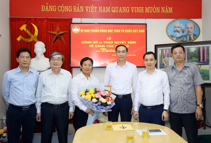 Phó Chủ tịch Phùng Khánh Tài, Phó Tổng Biên tập phụ trách Báo Đại Đoàn Kết Nguyễn Quốc Khánh cùng lãnh đạo một số ban, đơn vị thuộc cơ quan Uỷ ban Trung ương Mặt trận Tổ quốc Việt Nam chúc mừng nhà báo Lê Anh Đạt. Ảnh: Kỳ Anh.