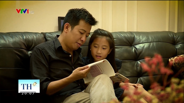 Cây bút Hoàng Anh Tú (anh Chánh Văn của báo Hoa Học Trò) cùng con gái trong chương trình Vì Tầm Vóc Việt chia sẻ Cây bút Hoàng Anh Tú (anh Chánh Văn của báo Hoa Học Trò) cùng con gái trong chương trình Vì Tầm Vóc Việt chia sẻ