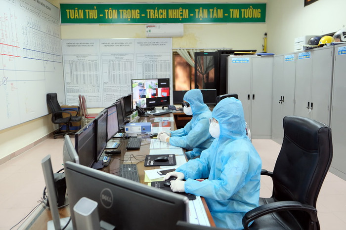 Kíp trực tại Trung tâm vận hành Mai Động (Truyền tải điện Hà Nội) Kíp trực tại Trung tâm vận hành Mai Động (Truyền tải điện Hà Nội)