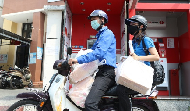 Đi đến từng con ngõ, gõ từng nhà để trao những phần quà đến các gia đình gặp khó khăn ảnh hưởng bởi đại dịch