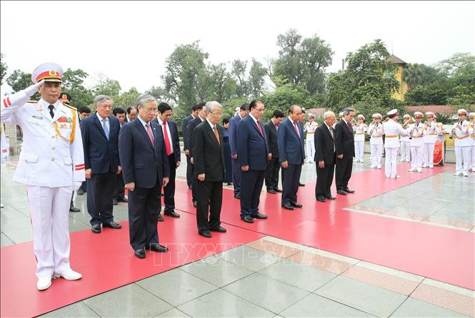 Lãnh đạo Đảng, Nhà nước tưởng niệm các Anh hùng liệt sỹ. Ảnh: Doãn Tấn/TTXVN