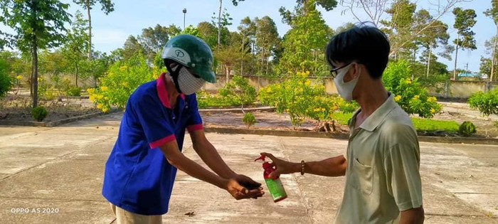 Phụ huynh nhận quà cũng được yêu cầu đeo khẩu trang, rửa tay sát khuẩn trước khi vào trường nhận quà Phụ huynh nhận quà cũng được yêu cầu đeo khẩu trang, rửa tay sát khuẩn trước khi vào trường nhận quà