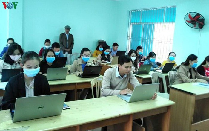 Việc triển khai dạy trực tuyến cũng có những chuyện cười ra nước mắt. (Ảnh minh hoạ: VOV)