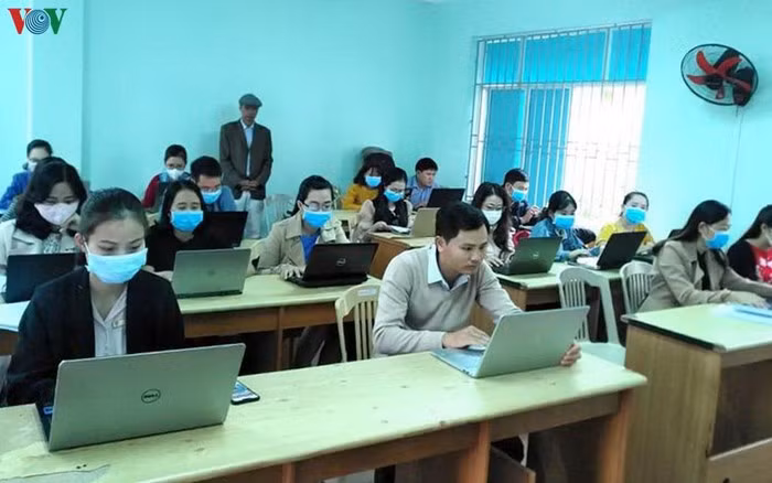 Việc triển khai dạy trực tuyến cũng có những chuyện cười ra nước mắt. (Ảnh minh hoạ: VOV)