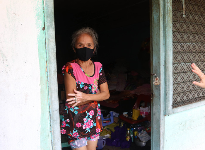 Trong nhà toàn đồ ve chai lượm về, người phụ nữ này không thể nói chuyện chỉ biết khoanh tay cám ơn đoàn tặng quà.