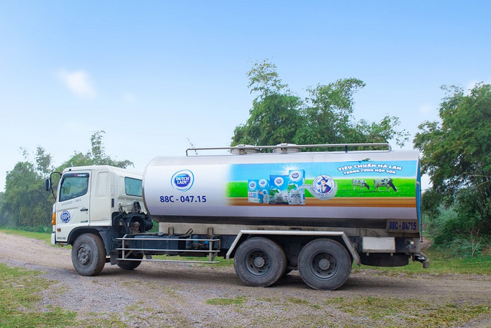 Từng chuyến xe chở nguyên liệu về nhà máy. Từng chuyến xe chở nguyên liệu về nhà máy.