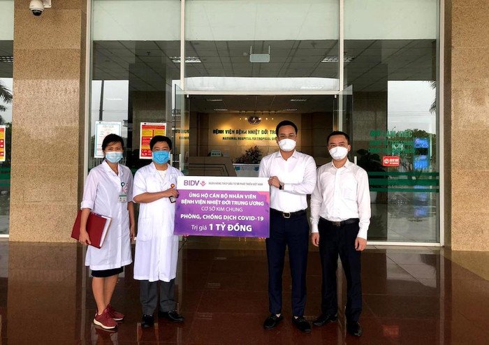 Đại diện Bệnh viện Nhiệt đới Trung Ương nhận ủng hộ từ chương trình “Mỗi giao dịch - Một tấm lòng” Đại diện Bệnh viện Nhiệt đới Trung Ương nhận ủng hộ từ chương trình “Mỗi giao dịch - Một tấm lòng”
