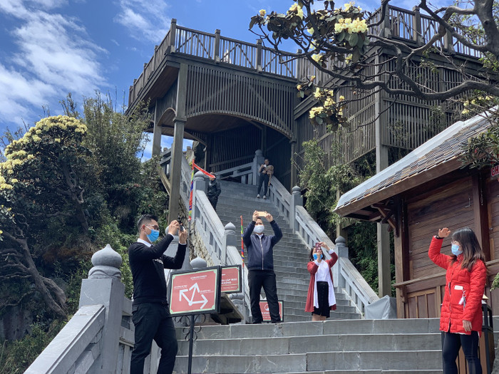 Du khách tuân thủ đeo khẩu trang tại khu du lịch Sun World Fansipan Legend. Du khách tuân thủ đeo khẩu trang tại khu du lịch Sun World Fansipan Legend.