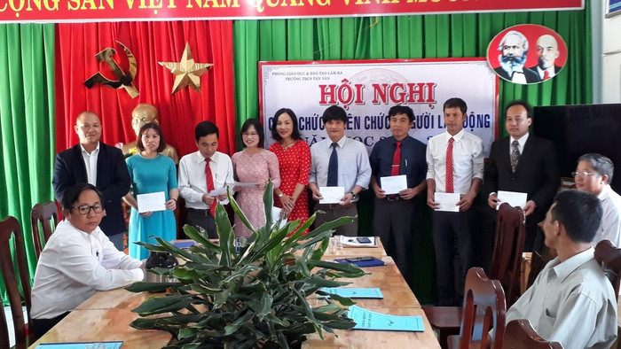 Thầy giáo Trần Sỹ Nguyên (thứ sáu từ phải sang) giáo viên Trường Trung học cơ sở Tân Văn, Lâm Hà, Lâm Đồng (Ảnh kỷ yếu nhà trường) Thầy giáo Trần Sỹ Nguyên (thứ sáu từ phải sang) giáo viên Trường Trung học cơ sở Tân Văn, Lâm Hà, Lâm Đồng (Ảnh kỷ yếu nhà trường)