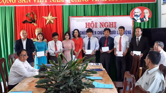 Thầy giáo Trần Sỹ Nguyên (thứ sáu từ phải sang) giáo viên Trường Trung học cơ sở Tân Văn, Lâm Hà, Lâm Đồng (Ảnh kỷ yếu nhà trường)