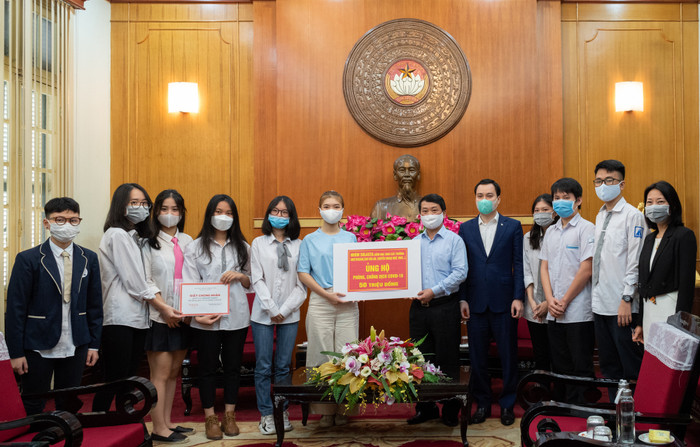 Các thành viên dự án Solasta gửi tiền ủng hộ tại Ủy ban Trung ương Mặt trận Tổ quốc Việt Nam