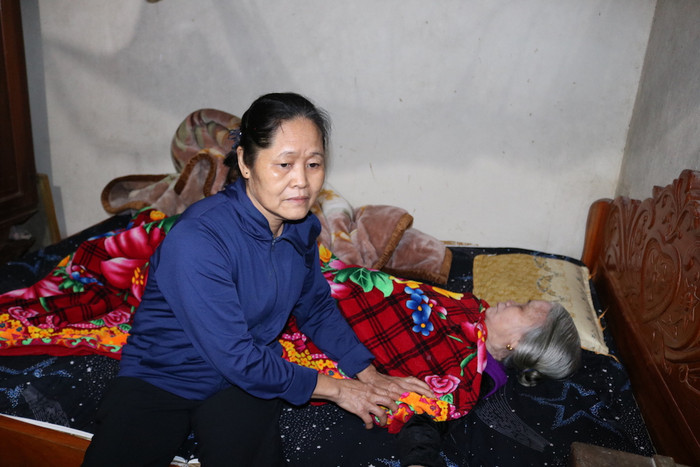 Cô Lê Thị Hoa chăm mẹ ung thư đại tràng Cô Lê Thị Hoa chăm mẹ ung thư đại tràng