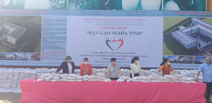 Trường liên cấp Newton Thanh Hóa đã trao 2000 suất gạo miễn phí, mỗi suất 5kg.