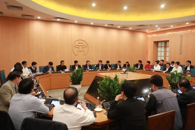 Bí thư Thành ủy Hà Nội Vương Đình Huệ và Chủ tịch Uỷ ban Nhân dân thành phố Hà Nội Nguyễn Đức Chung chủ trì cuộc họp ngay trong đêm 6/3 sau khi phát hiện bệnh nhân COVID-19 đầu tiên tại Hà Nội. Bí thư Thành ủy Hà Nội Vương Đình Huệ và Chủ tịch Uỷ ban Nhân dân thành phố Hà Nội Nguyễn Đức Chung chủ trì cuộc họp ngay trong đêm 6/3 sau khi phát hiện bệnh nhân COVID-19 đầu tiên tại Hà Nội.