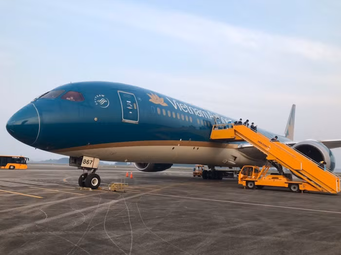 Chuyến bay từ Anh hạ cánh xuống sân bay Vân Đồn lúc 5h30