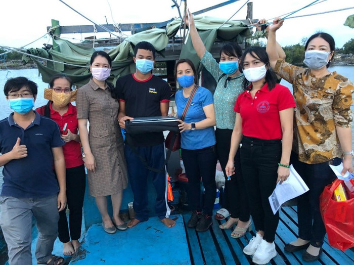 Dự án “Máy tính cho em” tặng máy tính xách tay cho học trò nghèo sống trên thuyền