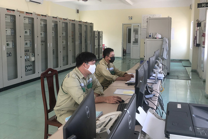 Kỹ sư Công ty Truyền tải điện 2 trực tại TBA 220kV Ngũ Hành Sơn. Kỹ sư Công ty Truyền tải điện 2 trực tại TBA 220kV Ngũ Hành Sơn.