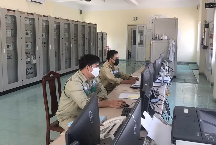 Kỹ sư Công ty Truyền tải điện 2 trực tại TBA 220kV Ngũ Hành Sơn.