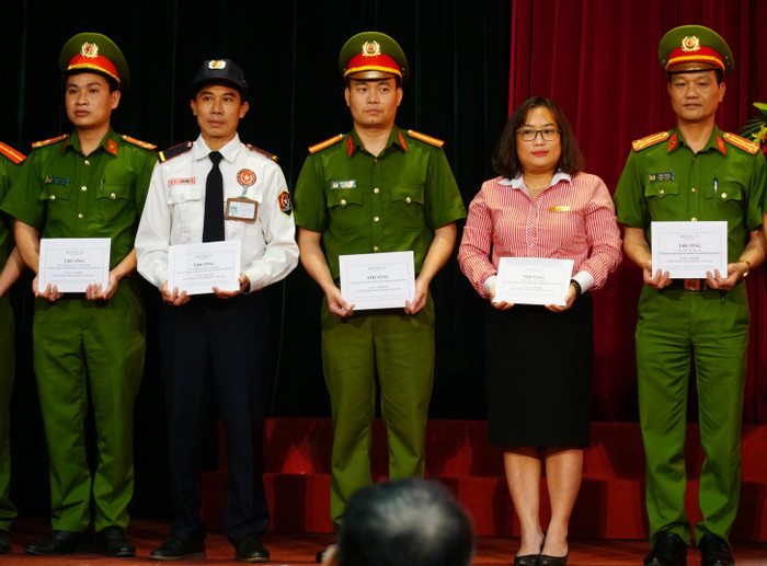 Hai cán bộ nhân viên Techcombank được trao bằng khen vì đã kịp thời báo động giúp ngăn chặn thành công vụ cướp. Hai cán bộ nhân viên Techcombank được trao bằng khen vì đã kịp thời báo động giúp ngăn chặn thành công vụ cướp.