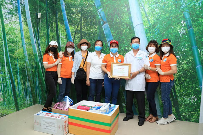 Đại diện Bệnh viện Bệnh Nhiệt đới Thành phố Hồ Chí Minh trao Thư cảm ơn cho đại diện trường Nguyễn An Ninh Đại diện Bệnh viện Bệnh Nhiệt đới Thành phố Hồ Chí Minh trao Thư cảm ơn cho đại diện trường Nguyễn An Ninh