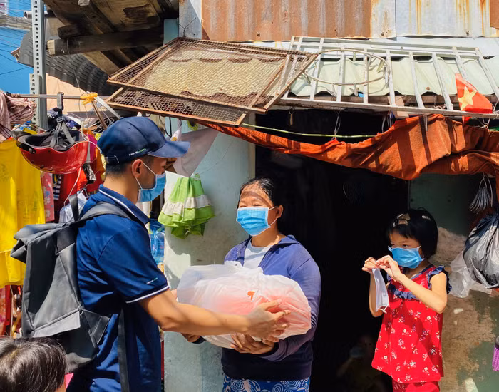 Cả gia đình gồm 5 người sống trong một căn nhà nhỏ chưa đầy 10 m2, kinh tế của cả gia đình đều phụ thuộc vào việc phụ hồ của chồng. Chị Lý Khoan (Q.6) chia sẻ: “Từ ngày dịch bệnh thu nhập của cả gia đình không còn nữa. Ngày thường chạy ăn từng bữa đã rất vất vả nay càng thêm khó khăn”.