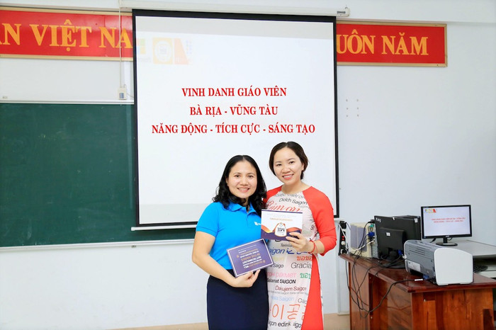 Cô giáo Nguyễn Thị Thùy Dung - bên phải - trong lễ vinh danh giáo viên Năng động, Tích cực, Sáng tạo của thành phố Vũng Tàu (Ảnh kỷ yếu nhà trường) Cô giáo Nguyễn Thị Thùy Dung - bên phải - trong lễ vinh danh giáo viên Năng động, Tích cực, Sáng tạo của thành phố Vũng Tàu (Ảnh kỷ yếu nhà trường)