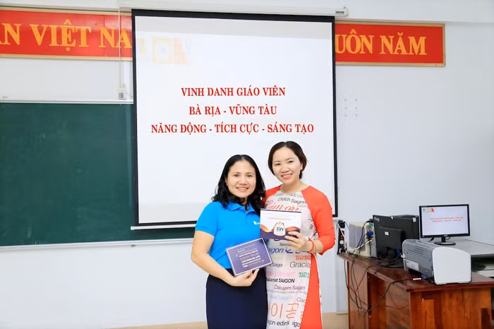 Cô giáo Nguyễn Thị Thùy Dung - bên phải - trong lễ vinh danh giáo viên Năng động, Tích cực, Sáng tạo của thành phố Vũng Tàu (Ảnh kỷ yếu nhà trường)