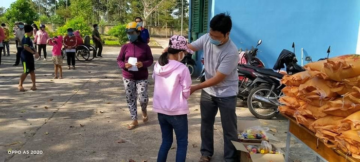 Thầy Phan Văn Trinh - Phó hiệu trưởng Trường Trung học cơ sở Bưng Riềng trao quà cho học sinh khó khăn Thầy Phan Văn Trinh - Phó hiệu trưởng Trường Trung học cơ sở Bưng Riềng trao quà cho học sinh khó khăn