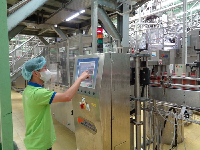 Chai sản phẩm sau khi đóng nắp sẽ đi qua hệ thống camera điện tử để nhận diện và loại bỏ những chai sản phẩm lỗi trong quá trình đóng nắp. Chai sản phẩm sau khi đóng nắp sẽ đi qua hệ thống camera điện tử để nhận diện và loại bỏ những chai sản phẩm lỗi trong quá trình đóng nắp.