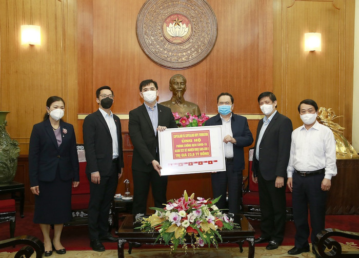Đại diện CapitaLand Việt Nam trao chứng nhận tài trợ cho đại diện Ủy ban Trung ương Mặt trận Tổ quốc Việt Nam, Bộ Y tế vào ngày 7/4 Đại diện CapitaLand Việt Nam trao chứng nhận tài trợ cho đại diện Ủy ban Trung ương Mặt trận Tổ quốc Việt Nam, Bộ Y tế vào ngày 7/4