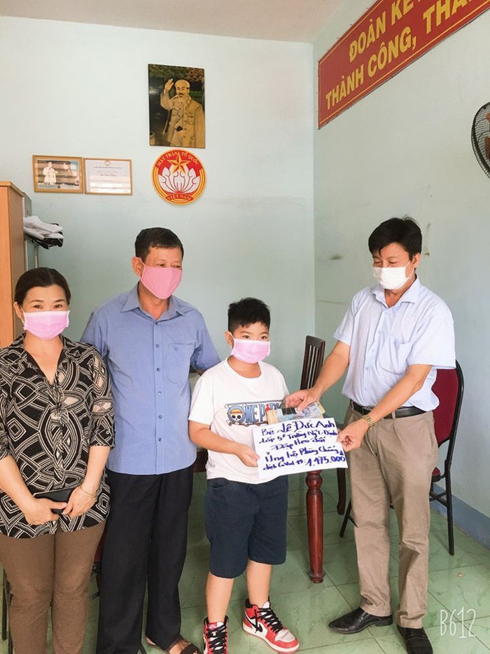 Bố mẹ em Lê Đức Anh và ông Phạm Văn Bình, Đảng Uỷ viên, Chủ tịch Mặt trận Tổ quốc Việt Nam phường Tân Phước chụp ảnh lưu niệm (Ảnh: CTV) Bố mẹ em Lê Đức Anh và ông Phạm Văn Bình, Đảng Uỷ viên, Chủ tịch Mặt trận Tổ quốc Việt Nam phường Tân Phước chụp ảnh lưu niệm (Ảnh: CTV)