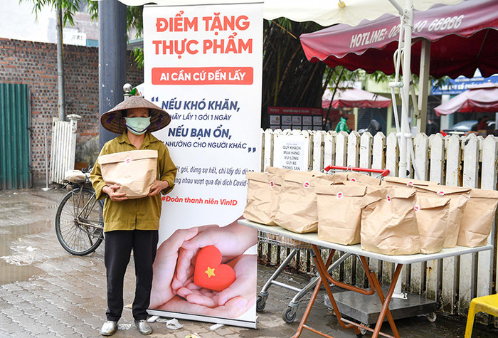 Một trong những điểm trao tặng thực phẩm hỗ trợ người nghèo của VinID Một trong những điểm trao tặng thực phẩm hỗ trợ người nghèo của VinID