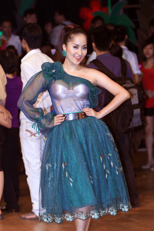 Ngoài nơ thì những bông hoa nữ tính cũng được sử dụng để tạo điểm nhấn cho bờ vai Ngoài nơ thì những bông hoa nữ tính cũng được sử dụng để tạo điểm nhấn cho bờ vai