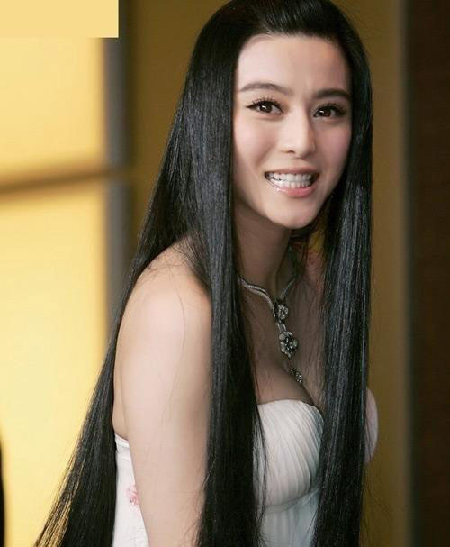 Phạm Băng cũng biết cách gây chú ý trong các sự kiện bằng khe ngực chật