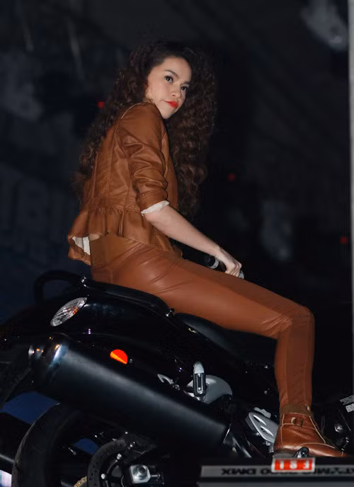 Hà Hồ luôn thể hiện nét đẹp mạnh mẽ khi diện kiểu trang phục này