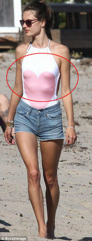 Alessandra Ambrosio lộ "màn hình phẳng" trên bãi biển, khi không dùng nội y hỗ trợ