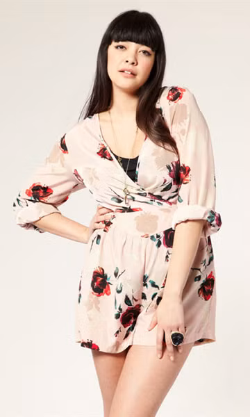 Những chiếc váy ngắn với họa tiết trẻ trung và đoạn thắt eo hợp lý này cũng tạo nên hiệu quả bất ngờ trong "bí quyết" mặc đẹp của những nàng công sở mập mạp. Những chiếc váy ngắn với họa tiết trẻ trung và đoạn thắt eo hợp lý này cũng tạo nên hiệu quả bất ngờ trong "bí quyết" mặc đẹp của những nàng công sở mập mạp.