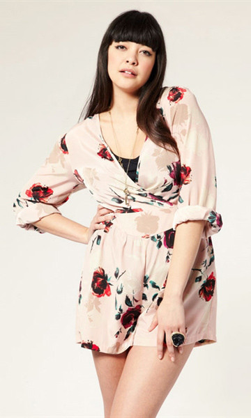 Những chiếc váy ngắn với họa tiết trẻ trung và đoạn thắt eo hợp lý này cũng tạo nên hiệu quả bất ngờ trong "bí quyết" mặc đẹp của những nàng công sở mập mạp.